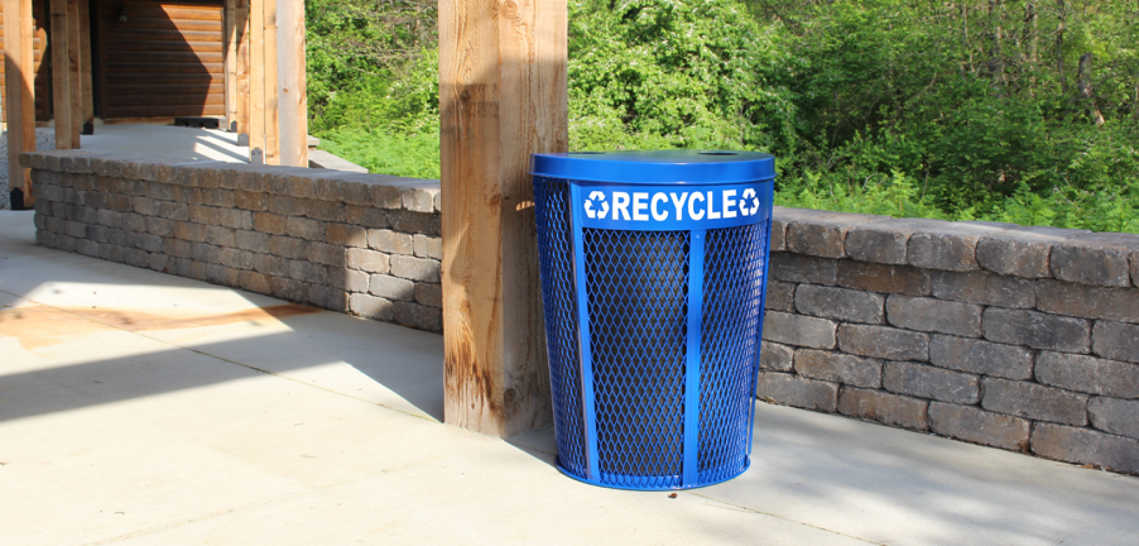 Witt Industries Expanded Metal Basket Recycle Collection Flat Top Recycling Trash Cans in Blue
